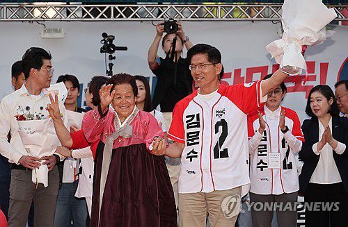 김문수, 포항 집중 유세(포항=연합뉴스) 박동주 기자 = 국민의힘 김문수 대선 후보가 31일 경북 포항시 북포항우체국 앞에서 열린 집중유세에서 지지를 호소하고 있다. 2025.5.31 pdj6635@yna.co.kr