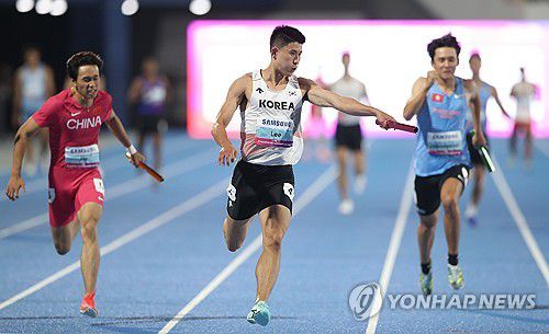 '압도적 실력'(구미=연합뉴스) 김현태 기자 = 31일 오후 경북 구미시민운동장에서 열린 '2025 구미 아시아육상선수권대회'에서 남자 계주 400m 결선, 마지막 주자인 이준혁(국군체육부대)이 1위로 들어오고 있다. 2025.5.31 mtkht@yna.co.kr