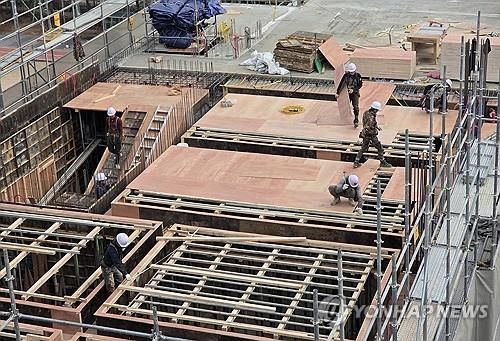 서울의 한 건설현장에서 작업자들이 자재를 옮기고 있다.[연합뉴스 자료사진]