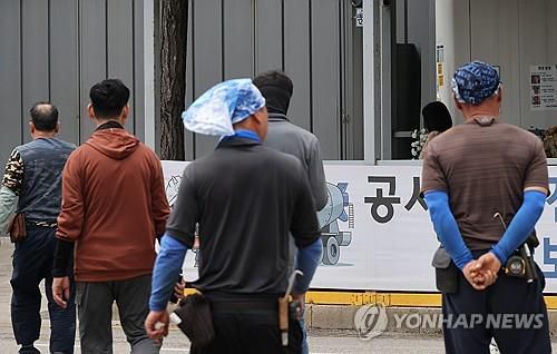 서울의 한 건설현장에서 작업자들이 이동하고 있다.[연합뉴스 자료사진]