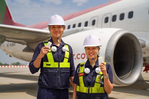 온열질환 예방 용품 지급받은 티웨이항공 작업자들[티웨이항공 제공. 재판매 및 DB 금지]