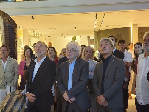 개관식 기념 영상 관람하는 박은선 조각가(피에트라산타[이탈리아]=연합뉴스) 신창용 특파원 = 31일(현지시간) '조각의 성지'로 불리는 이탈리아 토스카나주 피에트라산타에 한국인 조각가 박은선의 이름을 건 미술관 '아틀리에-뮤지엄 박은선'이 개관했다. 박 작가가 개관식 기념 영상을 관람하고 있다. 박 작가 왼쪽은 세계적 건축가 마리오 보타. 2025.05.31 changyong@yna.co.kr