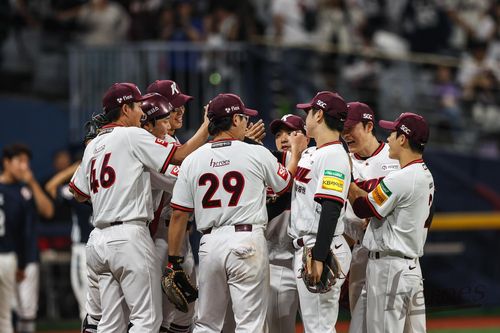 10연패에서 벗어나고 기뻐하는 키움 선수단[키움 히어로즈 제공. 재판매 및 DB 금지]