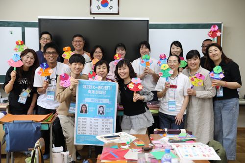 종이접기로 동심으로 돌아간 교사들동경한국학교에서 열린 'K-종이접기 강사' 세미나에 참가한 교사와 학부모 등이 1일 직접 만든 작품을 들고 활짝 웃고 있다. [종이문화재단 제공. 재판매 및 DB 금지]
