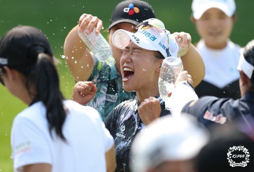 축하 물세례를 받는 정윤지.[KLPGA 제공. 재판매 및 DB 금지]