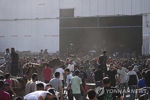 WFP 식량 창고 몰려든 가자 주민들(자와이다 AP=연합뉴스) 지난 달 28일(현지시간) 가자지구 중부의 한 WFP 식량 창고에 모여 든 가자지구 주민들. 2025.06.01