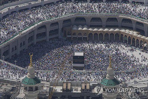 2024년 6월 17일 사우디아라비아 메카에 몰린 성지순례객[AP 연합뉴스 자료사진. 재판매 및 DB 금지]