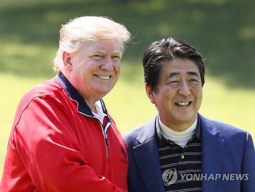 골프장에서 만난 트럼프 대통령과 아베 신조 총리(2019년)[EPA 연합뉴스 자료사진. 재판매 및 DB 금지]