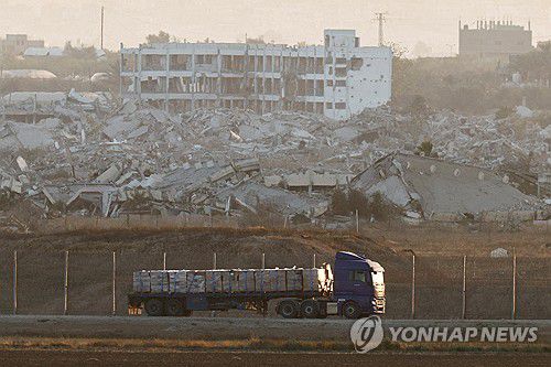 가자 국경 인근 지나가는 구호 트럭[로이터=연합뉴스 자료사진]