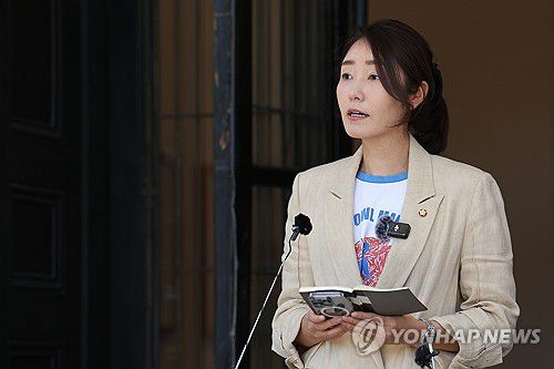 취재진 질문에 답하는 강선우 의원[연합뉴스 자료사진]