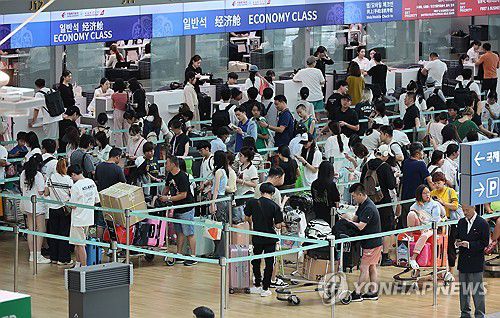 휴가철 맞은 인천공항[연합뉴스 자료사진]