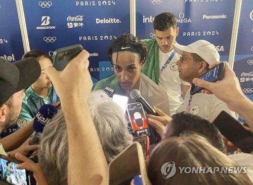 인터뷰하는 이마네 칼리프(파리=연합뉴스) 이대호 기자 = 알제리 출신 여자 복서 이마네 칼리프(26)가 7일(한국시간) 프랑스 파리 롤랑가로스 경기장의 공동취재구역(믹스트존)에서 2024 파리 올림픽 복싱 여자 66㎏ 준결승 경기 후 취재진과 인터뷰하고 있다. 2024.8.7 4bun@yna.co.kr