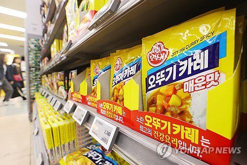 오뚜기 3분 카레 가격 인상(서울=연합뉴스) 진연수 기자 = 31일 서울의 한 대형마트에 오뚜기 카레 제품이 진열되어 있다. 오뚜기는 다음 달 1일부터 편의점에서 판매되는 3분 카레와 짜장 제품 가격을 약 13.6% 인상한다. 2025.3.31 jin90@yna.co.kr