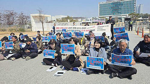 "미국산 LMO 감자 수입 승인 절차 중단하라"(서울=연합뉴스) GMO(유전자변형농작물)반대전국행동 등 농민단체 회원들이 1일 전북 전주시 농촌진흥청 앞에서 기자회견을 열고 미국산 LMO 감자 수입 승인 절차 중단을 촉구하고 있다. 2025.4.1 [전국농민회총연맹 전북도연맹 제공. 재판매 및 DB 금지] photo@yna.co.kr