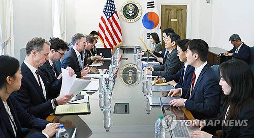 안덕근 장관과 미국 무역대표부 대표 면담(서울=연합뉴스) 안덕근 산업통상자원부 장관이 24일(현지시간) 미국 워싱턴DC 무역대표부(USTR) 회의실에서 제이미슨 그리어 미국 무역대표부 대표와 면담하고 있다. 2025.4.25 [산업통상자원부 제공. 재판매 및 DB 금지] photo@yna.co.kr