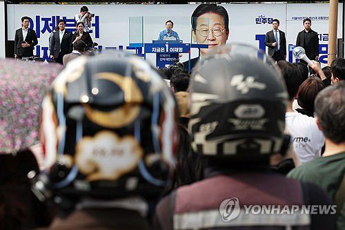 유세 지켜보는 배달라이더(인천=연합뉴스) 김주성 기자 = 더불어민주당 이재명 대선 후보가 21일 인천광역시 부평역 북광장에서 열린 집중유세에서 연설하는 가운데 한 배달라이더가 헬멧을 착용한 채 유세를 지켜보고 있다. 2025.5.21 [공동취재] utzza@yna.co.kr