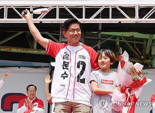 김문수, 강원도서 지지 호소(속초=연합뉴스) 박동주 기자 = 국민의힘 김문수 대선 후보가 31일 강원 속초시 관광수산시장에서 열린 속초시·인제군·고성군·양양군 합동유세에서 지지를 호소하고 있다. 2025.5.31 pdj6635@yna.co.kr