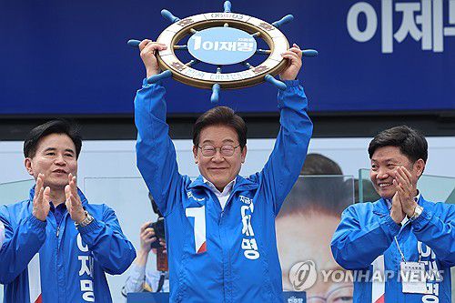 조타기 잡은 이재명 후보(평택=연합뉴스) 김주성 기자 = 더불어민주당 이재명 대선 후보가 선거를 사흘 앞둔 마지막 주말인 31일 경기 평택시 배다리생태공원에서 열린 평택·오산·안성시 유세에서 조타기를 받아 들어올리고 있다. 2025.5.31 utzza@yna.co.kr