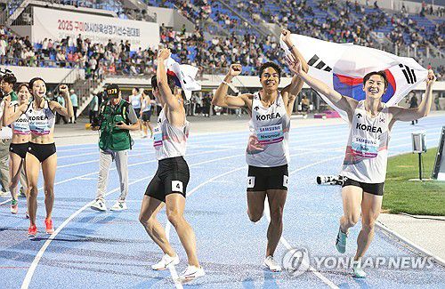 '금빛 미소'(구미=연합뉴스) 김현태 기자 = 31일 오후 경북 구미시민운동장에서 열린 '2025 구미 아시아육상선수권대회'에서 남자 계주 400m에 출전한 대표팀 선수들이 결선에서 1위로 들어온 뒤 기뻐하고 있다. 2025.5.31 mtkht@yna.co.kr