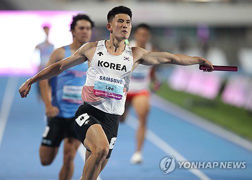 '압도적 실력'(구미=연합뉴스) 김현태 기자 = 31일 오후 경북 구미시민운동장에서 열린 '2025 구미 아시아육상선수권대회'에서 남자 계주 400m 결선, 마지막 주자인 이준혁(국군체육부대)이 1위로 들어오고 있다. 2025.5.31 mtkht@yna.co.kr