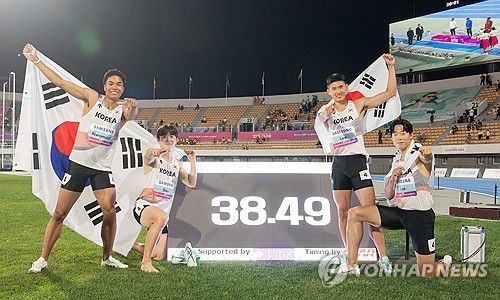 '신기록 달성'(구미=연합뉴스) 김현태 기자 = 31일 오후 경북 구미시민운동장에서 열린 '2025 구미 아시아육상선수권대회'에서 남자 계주 400m 결선에서 우승한 대표팀이 한국 신기록이자 대회신기록인 38초49를 세우며 우승한 뒤 기념 촬영을 하고 있다. 왼쪽부터 나마디 조엘진(예천군청), 서민준(서천군청), 이준혁(국군체육부대), 이재성(광주시청). 2025.5.31 mtkht@yna.co.kr