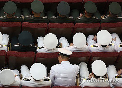 전우 떠나보내는 슬픔(포항=연합뉴스) 윤관식 기자 = 1일 경북 포항시 해군 항공사령부 강당에서 엄수된 '해군 P-3CK 917호기 순직자 영결식'에서 해군 장병들이 눈물을 흘리고 있다. 2025.6.1 psik@yna.co.kr