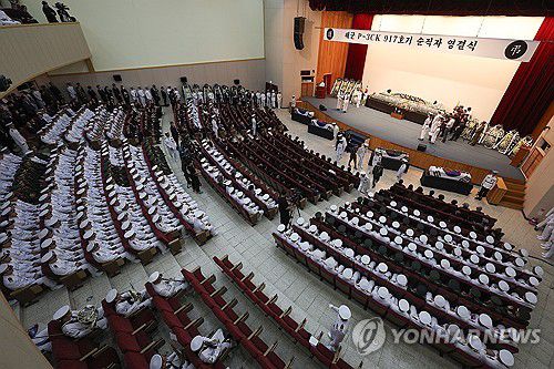 '해군 순직자 영결식 엄수'(포항=연합뉴스) 윤관식 기자 = 1일 경북 포항시 해군 항공사령부 강당에서 '해군 P-3CK 917호기 순직자 영결식'이 엄수되고 있다. 2025.6.1 psik@yna.co.kr