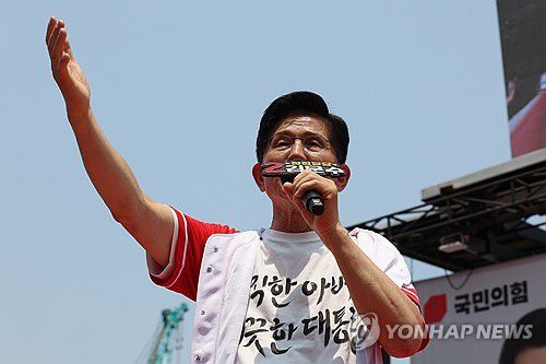 김문수, 코엑스 앞 집중유세(서울=연합뉴스) 박동주 기자 = 국민의힘 김문수 대선 후보가 1일 서울 강남구 코엑스 동문 앞에서 열린 유세에서 지지를 호소하고 있다. 2025.6.1 [공동취재] pdj6635@yna.co.kr