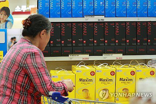 반년새 식품기업 60여곳 가격인상(서울=연합뉴스) 진연수 기자 = 올해 식품·외식업계에서 제품 가격 인상 행렬이 이어져 서민들의 장바구니 물가 부담이 커지고 있다. 1일 연합뉴스 집계에 따르면 작년 12월부터 지난달까지 최근 6개월간 가격을 올린 식품·외식업체는 60곳이 넘는다. 동서식품은 지난달 30일 제품 출고 가격을 평균 7.7% 올렸다. 앞서 3∼4월에는 농심, 오뚜기 등 식품기업들이 라면 가격을 잇달아 올려 서민 부담을 키웠다는 지적을 받는다.      사진은 1일 서울의 한 대형마트에서 장을 보는 시민. 2025.6.1 jin90@yna.co.kr