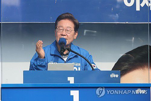 울산서 지지 호소하는 이재명 후보(울산=연합뉴스) 김주성 기자 = 더불어민주당 이재명 대선 후보가 막바지 '험지 공략'에 나선 1일 울산광역시 일산해수욕장 앞에서 시민들에게 지지를 호소하고 있다. 2025.6.1 [공동취재] utzza@yna.co.kr