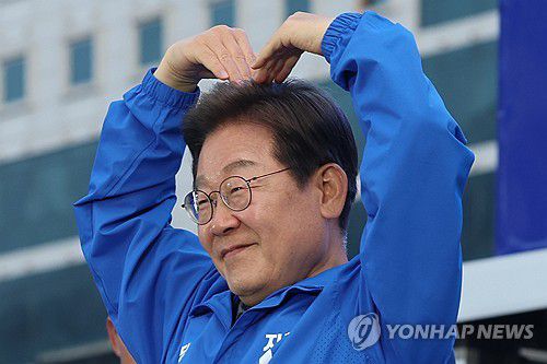 하트 인사하는 이재명 후보(부산=연합뉴스) 김주성 기자 = 더불어민주당 이재명 대선 후보가 선거를 이틀 앞둔 1일 부산광역시 부산역광장에서 유세장을 가득 메운 시민들을 향해 하트 인사를 하고 있다. 2025.6.1 utzza@yna.co.kr