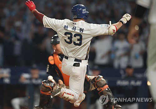 NC 한석현 '그라운드 홈런 날았다'(창원=연합뉴스) 김동민 기자 = 1일 경남 창원NC파크에서 열린 프로야구 2025 신한 SOL 뱅크 KBO리그 한화이글스와 NC다이노스 경기. 7회 말 2사 1·2루 상황 NC 9번 한석현이 그라운드 홈런을 치고 홈 베이스로 질주하고 있다. 2025.6.1 image@yna.co.kr