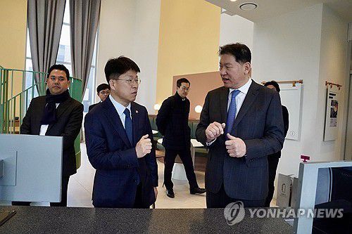 진현환 1차관, 코리빙 하우스 방문진현환 1차관, 코리빙 하우스 방문     (서울=연합뉴스) 진현환 국토교통부 제1차관이 8일 서울 마포구 공유 주거 공간 코리빙 하우스 현장을 찾아 주거 공간을 둘러보고 있다. 2024.3.8 [국토교통부 제공. 재판매 및 DB 금지]     photo@yna.co.kr