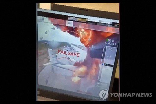 우크라이나보안국이 공개한 러시아 폭격기 파괴 영상 캡처사진[우크라이나보안국/AFP=연합뉴스]