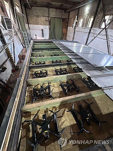 우크라 보안국이 공개한 드론 실은 위장트럭 내부[AFP 연합뉴스. 재판매 및 DB 금지]