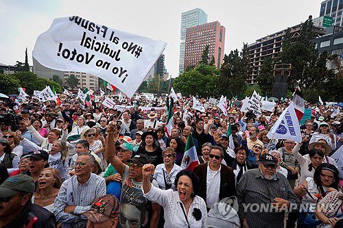 1일(현지시간) 진행된 멕시코 판사 선거 반대 시위[멕시코시티 AP=연합뉴스. 재판매 및 DB 금지]