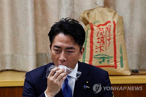 비축미 주먹밥 먹는 고이즈미 신지로 일본 농림수산상[로이터 연합뉴스 자료사진. 재판매 및 DB 금지]