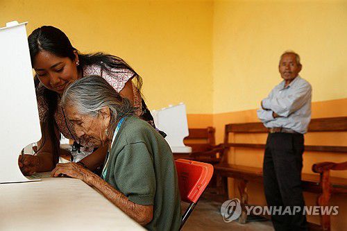 판사 선거 투표하는 멕시코 주민(테오티틀란델바예 로이터=연합뉴스) 1일(현지시간) 멕시코 오악사카(와하카) 테오티틀란델바예에 마련된 투표소에서 한 주민이 판사 선거 투표를 하고 있다. 2025.6.2