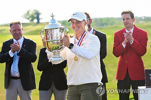 우승컵을 든 스타르크[로이터=연합뉴스] Mandatory Credit: Benny Sieu-Imagn Images