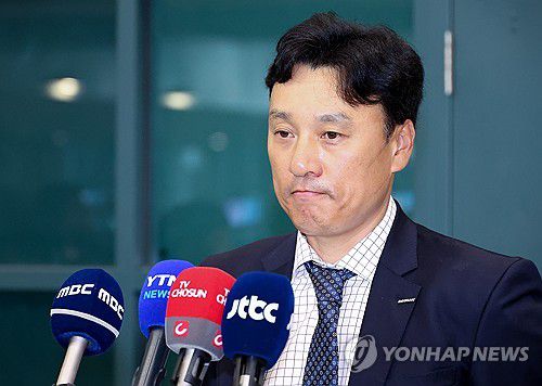 인터뷰하는 이승엽 감독[연합뉴스 자료사진]