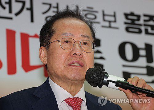 정계 은퇴 선언 기자회견하는 홍준표(서울=연합뉴스) 류영석 기자 = 국민의힘 대선 후보 2차 경선에서 탈락한 홍준표 후보가 29일 서울 여의도 대하빌딩 선거 캠프 사무실에서 정계 은퇴 관련 기자회견을 하고 있다. 2025.4.29 ondol@yna.co.kr