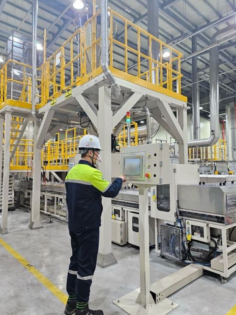 포스코퓨처엠 관계자가 세종 기술연구소 파일럿 플랜트에서 LMR 양극재 제품 생산을 테스트하고 있다.[포스코퓨처엠 제공. 재판매 및 DB 금지]