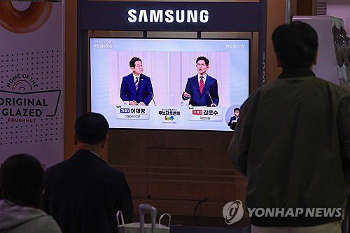 대선 앞두고 마지막 TV토론회 지켜보는 시민들(서울=연합뉴스) 서대연 기자 = 제21대 대통령선거 후보 정치분야 TV토론회가 열린 지난달 27일 서울역 대합실에서 시민들이 토론회 중계방송을 지켜보고 있다. 2025.6.2 dwise@yna.co.kr