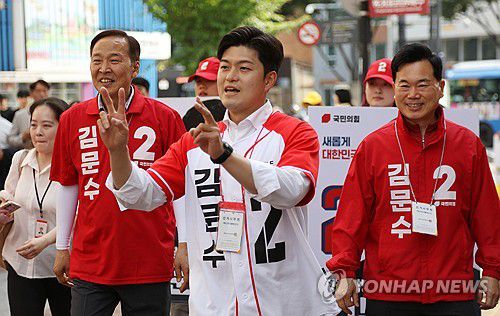 지지 호소하는 김용태 비대위원장(대구=연합뉴스) 김현태 기자 = 국민의힘 김용태 비상대책위원장이 1일 오후 대구 동성로에서 김문수 대선 후보에 대한 지지를 시민들에게 호소하고 있다. 2025.6.1 mtkht@yna.co.kr