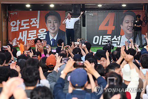 서울역 집중 유세 나선 이준석 후보(서울=연합뉴스) 서대연 기자 = 개혁신당 이준석 대선후보가 1일 저녁 서울역 앞 광장에서 유권자들에게 지지를 호소하고 있다. 2025.6.1 dwise@yna.co.kr