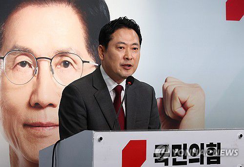 긴급 기자회견 하는 장동혁 선대위 상황실장(서울=연합뉴스) 김주형 기자 = 국민의힘 장동혁 선대위 상황실장이 2일 서울 여의도 중앙당사에서 긴급 현안 기자회견을 열고 "세계 3대 투자자로 꼽히는 짐 로저스 로저스홀딩스 회장이 더불어민주당 이재명 대선 후보에 대한 지지 선언을 한 적이 없다"는 보도와 관련해 "대국민 사기극"이라며 비판하고 있다. 2025.6.2 kjhpress@yna.co.kr