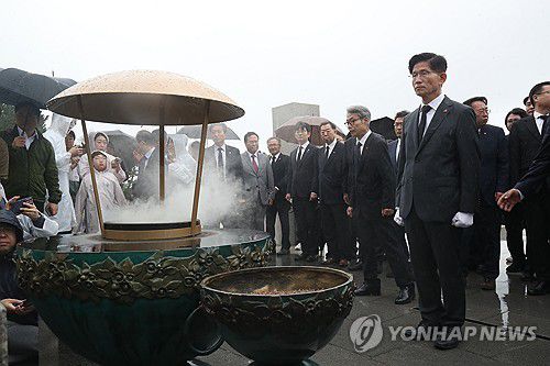 제주4·3평화공원 찾은 김문수(제주=연합뉴스) 국민의힘 김문수 대선 후보가 2일 오전 제주시 봉개동 4·3평화공원을 찾아 제단에 분향·헌화하고 있다. 2025.6.2 [제주도사진기자회] jihopark@yna.co.kr