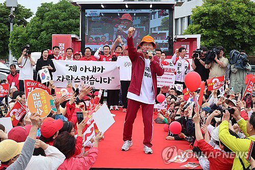 김문수, 제주 동문로터리 유세(제주=연합뉴스) 박지호 기자 = 국민의힘 김문수 대선 후보가 2일 오전 제주시 동문로터리에서 유세를 하고 있다. 2025.6.2 jihopark@yna.co.kr