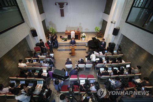 대선 D-1, 이재명 후보 기자회견(성남=연합뉴스) 김도훈 기자 = 더불어민주당 이재명 대선 후보가 2일 경기 성남시 수정구 성남주민교회에서 기자회견을 하고 있다. 2025.6.2 superdoo82@yna.co.kr