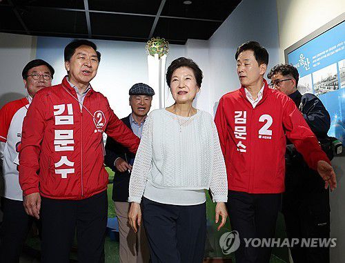 박근혜, 울산공업센터 기공식 기념관 방문(울산=연합뉴스) 김용태 기자 = 박근혜 전 대통령이 2일 울산시 남구 장생포문화창고 내 울산공업센터 기공식 기념관을 방문해 전시물을 둘러보고 있다. 2025.6.2 yongtae@yna.co.kr